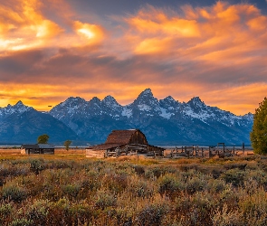 Stany Zjednoczone, Park Narodowy Grand Teton, Chmury, Stan Wyoming, Stodoła, Chata, Góry Teton Range, Drzewa, Drewniana, Zachód słońca