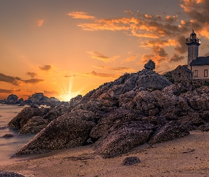 Brignogan-Plage, Chmury, Phare de Pontusval, Francja, Zachód słońca, Latarnia morska, Skały