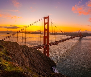 Zachód słońca, Cieśnina Golden Gate, Stan Kalifornia, Stany Zjednoczone, Skały, Most Golden Gate Bridge