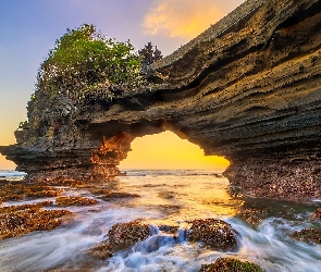 Indonezja, Kamienie, Drzewa, Zachód słońca, Omszałe, Łuk, Wyspa Bali, Tanah Lot, Skała