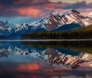 Kanada, Park Narodowy Jasper, Odbicie, Alberta, Las, Chmury, Drzewa, Jezioro, Góry Skaliste, Maligne Lake