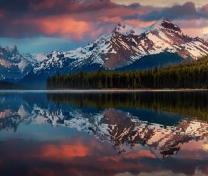 Kanada, Chmury, Maligne Lake, Las, Góry Skaliste, Jezioro, Park Narodowy Jasper, Odbicie, Alberta, Drzewa