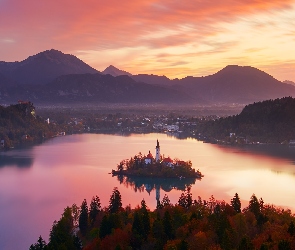 Słowenia, Jesień, Jezioro Bled, Zachód słońca, Drzewa, Alpy Julijskie, Wyspa, Blejski Otok, Góry