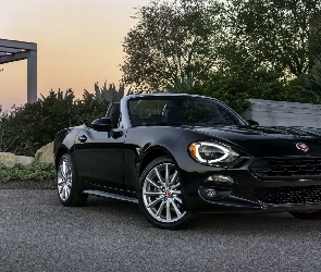Czarny, Fiat 124 Spider