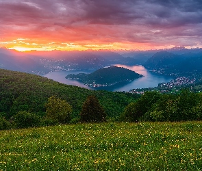 Las, Dolina Val Camonica, Chmury, Jezioro, Lake Iseo, Włochy, Alpy Lombardzkie, Zachód słońca, Drzewa, Domy, Góry