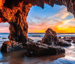 Skały, Jaskinia, Stan Kalifornia, Zachód słońca, Morze, Stany Zjednoczone, Malibu