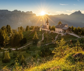 Kościół św Krzyża, Dolomity, Góry, Włochy, Alta Badia, Promienie słońca, Południowy Tyrol, Wzgórze