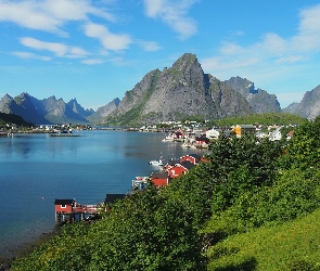 Lofoty, Morze Norweskie, Norwegia, Wioska Reine, Góry, Wyspa Moskenesoya, Drzewa, Domy