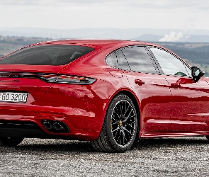 Czerwone, Porsche Panamera GTS