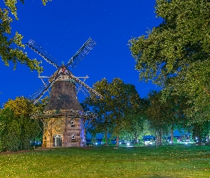 Niemcy, Dolna Saksonia, Querensted Mill, Wiatrak, Drzewa, Bad Zwischenahn