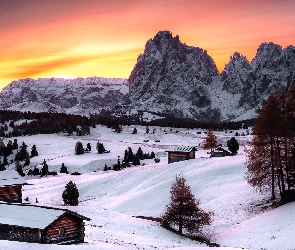 Wschód słońca, Drzewa, Domki, Zima, Dolina Val Gardena, Płaskowyż Seiser Alm, Dolomity, Góry Sassolungo, Włochy, Drewniane