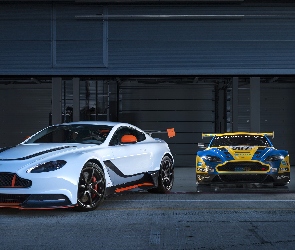 Dwa, Aston Martin Vantage GT12, Samochody