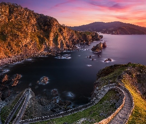 Morze, Skały, Góry, Wybrzeże, Wyspa San Juan de Gaztelugatxe, Zatoka Biskajska, Hiszpania, Zachód słońca