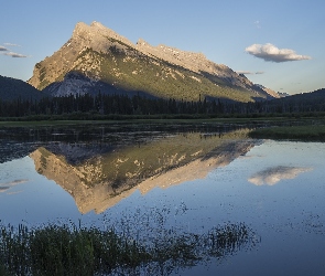 Park Narodowy Banff, Alberta, Niebo, Wschód słońca, Góry, Góra, Jezioro, Trawy, Mount Rundle, Canadian Rockies, Chmury, Kanada, Vermilion Lake