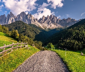 Włochy, Ogrodzenie, Droga, Chmury, Lasy, Południowy Tyrol, Góry, Alpy, Dolomity