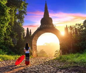 Brama, Prowincja Surat Thani, Drzewa, Tajlandia, Khao Na Nai Luang Dharma Park, Parasolka, Słońce, Droga, Kobieta