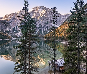 Pragser Wildsee, Jezioro, Włochy, Dolomity, Drzewa, Dom, Góry