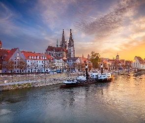 Miasto Ratyzbona, Rzeka Dunaj, Regensburg, Niemcy, Zachód słońca, Parowiec, Nabrzeże, Domy, Katedra św Piotra