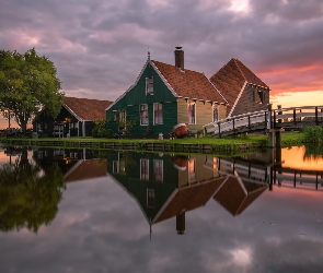 Chmury, Skansen Zaanse Schans, Most, Miejscowość Zaandam, Holandia, Rzeka, Drzewa, Wiatrak, Domy, Kanał