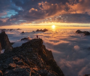 Wschód słońca, Mgła, Lofoty, Chmury, Człowiek, Norwegia, Góry