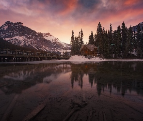 Góry, Drzewa, Park Narodowy Yoho, Jezioro, Chmury, Kanada, Zima, Prowincja Kolumbia Brytyjska, Emerald Lake, Dom, Most