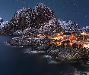 Norwegia, Ośnieżone, Oświetlone, Góry, Domy, Morze Norweskie, Lofoty, Wyspa Moskenesoya, Wieś Hamnoy