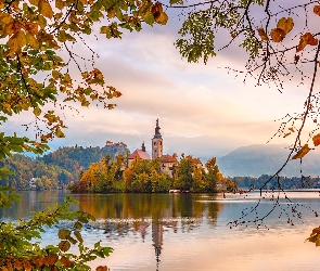 Jezioro Bled, Góry, Wyspa Blejski Otok, Słowenia, Jesień, Drzewa, Mgła, Gałęzie, Kościół