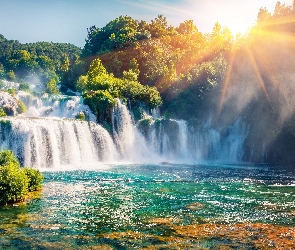 Wodospad, Drzewa, Park Narodowy Krka, Lasy, Lozovac, Skradinski Buk waterfall, Chorwacja, Promienie słońca