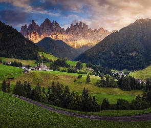 Chmury, Domy, Drzewa, Kościół, Dolina Val di Funes, Wieś Santa Maddalena, Góry, Dolomity, Włochy, Lasy
