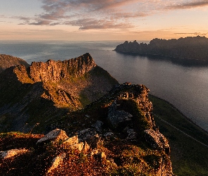 Wyspa Senja, Skały, Góry, Morze Norweskie, Norwegia