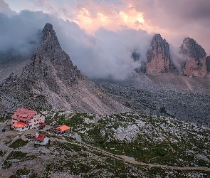 Włochy, Chmury, Tre Cime di Lavaredo, Góry, Dolomity, Schronisko Auronzo