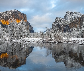 Zima, Kalifornia, Drzewa, Staby Zjednoczone, Park Narodowy Yosemite, Oszronione, Góry, Rzeka, Merced River