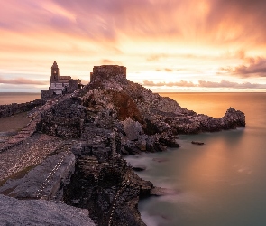 Miasteczko Portovenere, Liguria, Morze Liguryjskie, Włochy, Skały, Wschód słońca, Chiesa di San Pietro, Kościół św Piotra, Wybrzeże