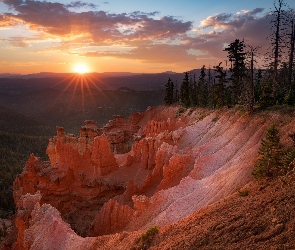 Utah, Park Narodowy Bryce Canyon, Skały, Stany zjednoczone, Promienie słońca, Zachód słońca, Drzewa