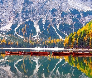 Włochy, Drzewa, Góry, Jesień, Dolomity, Łódki, Jezioro, Pragser Wildsee, Lago di Braies