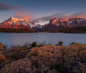 Patagonia, Jezioro, Chile, Torres del Paine, Roślinność, Góry, Park Narodowy Torres del Paine, Jesień