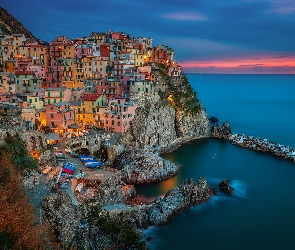 Włochy, Zachód słońca, Manarola, Gmina Riomaggiore, Morze Liguryjskie, Cinque Terre, Domy, Skały, Wybrzeże, Łódki
