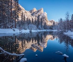Odbicie, Konary, Zima, Merced River, Park Narodowy Yosemite, Stany Zjednoczone, Góry, Kalifornia, Śnieg, Drzewa, Rzeka