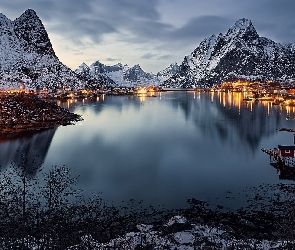 Wieś Reine, Zima, Morze Norweskie, Norwegia, Oświetlenie, Góry, Domy