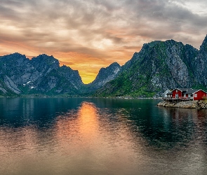 Lofoty, Domy, Norwegia, Kamienie, Zachód słońca, Morze Norweskie, Chmury, Góry