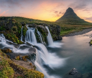 Islandia, Góra Kirkjufell, Rzeka, Chmury, Wodospad, Kirkjufellsfoss