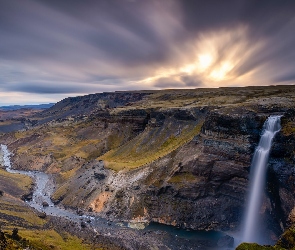Skały, Góry, Rzeka Fossa, Islandia, Wodospad Haifoss, Chmury