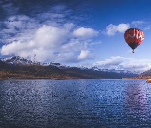 Balon, Góry, Fiord, Domy, Morze, Islandia, Reydarfjordur