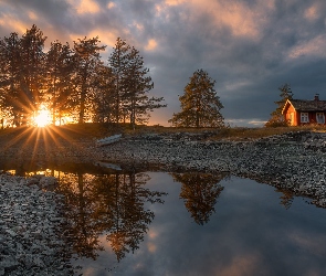 Ringerike, Jezioro Vaeleren, Norwegia, Chmury, Drzewa, Promienie słońca, Dom, Łódka