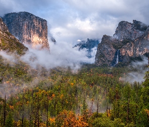 Skały, Jesień, Stany Zjednoczone, Yosemite Valley, Drzewa, Chmury, Kalifornia, Mgła, Góry, Park Narodowy Yosemite, Dolina