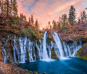 Burney Falls, Drzewa, Wodospad, Jesień, Kalifornia, Skały, Stany Zjednoczone, Park Stanowy McArthur Burney Falls