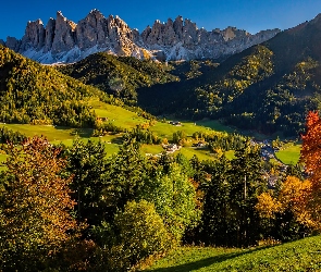 Góry, Santa Maddalena, Włochy, Dolina Val di Funes, Domy, Dolomity, Drzewa, Jesień