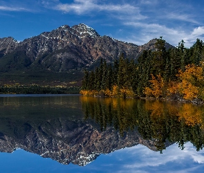 Drzewa, Góry, Odbicie, Las, Park Narodowy Jasper, Prowincja Alberta, Jesień, Jezioro, Kanada, Maligne Lake