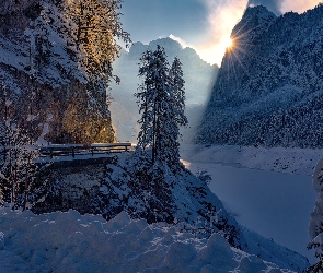 Słońce, Gosausee, Jezioro, Śnieg, Góry, Zima, Ośnieżone, Drzewa, Austria, Most