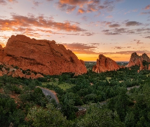 Stany Zjednoczone, Colorado Springs, Garden of the Gods, Kolorado, Skały, Chmury, Drzewa, Formacje skalne, Wschód słońca, Park